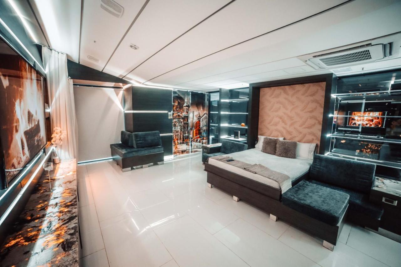 1Million Luxury Suites Medellin Exterior photo
