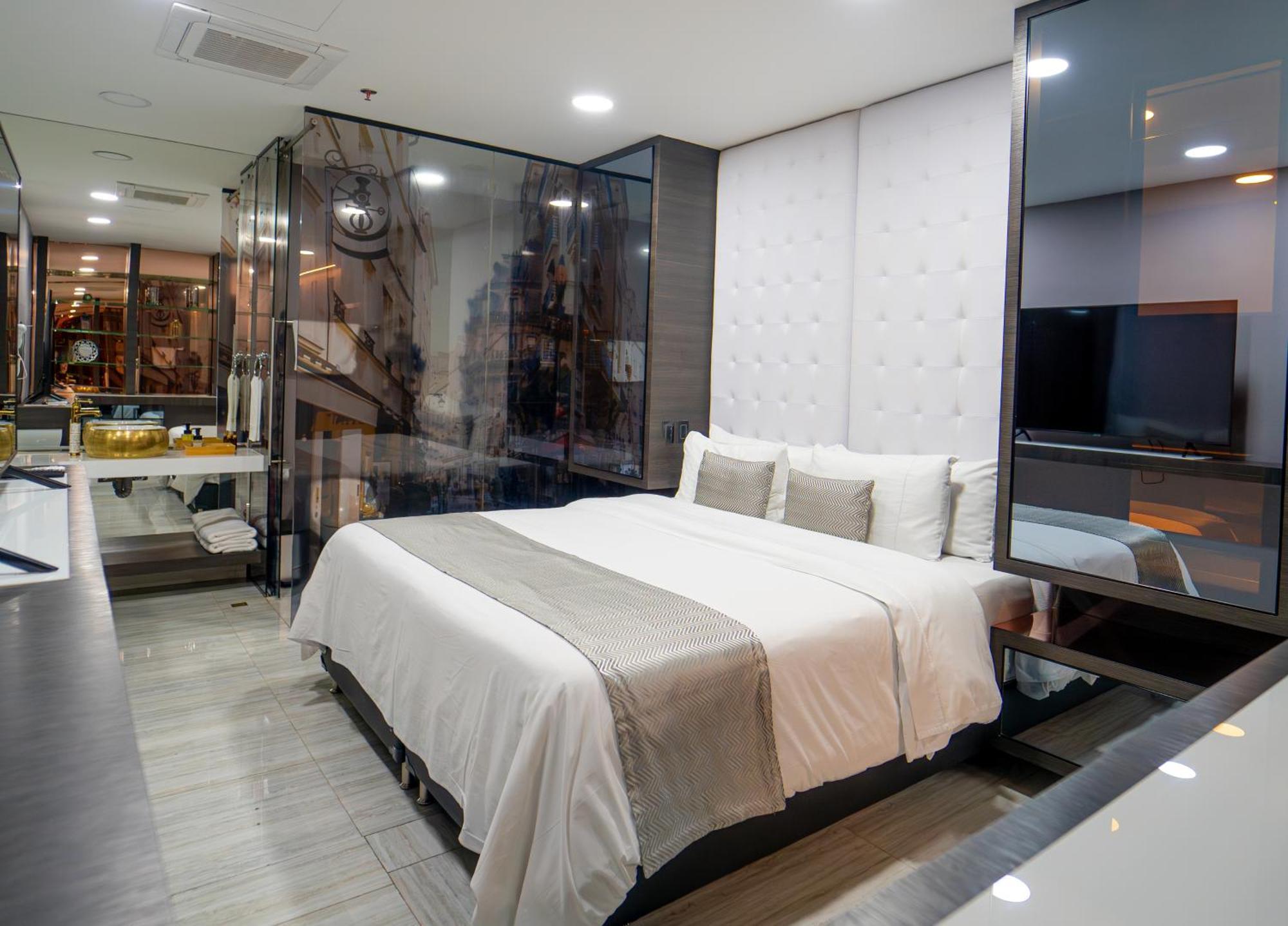 1Million Luxury Suites Medellin Exterior photo